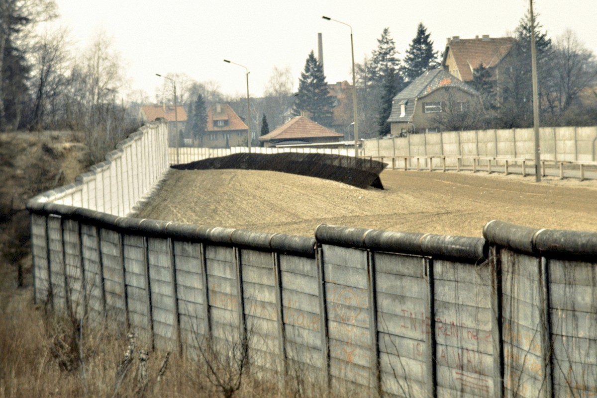 Berlin, 1989 – Betonplattenmauer und Grenzstreifen in Frohnau (Fotograf: Detlef Gallinge)