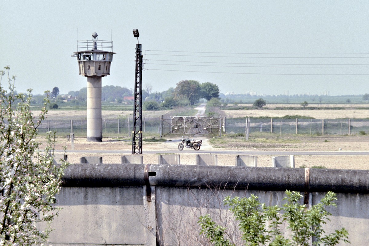 Berlin, 1989 – Grenzstreifen mit Wachturm an der Späthstraße (Fotograf: Detlef Gallinge)