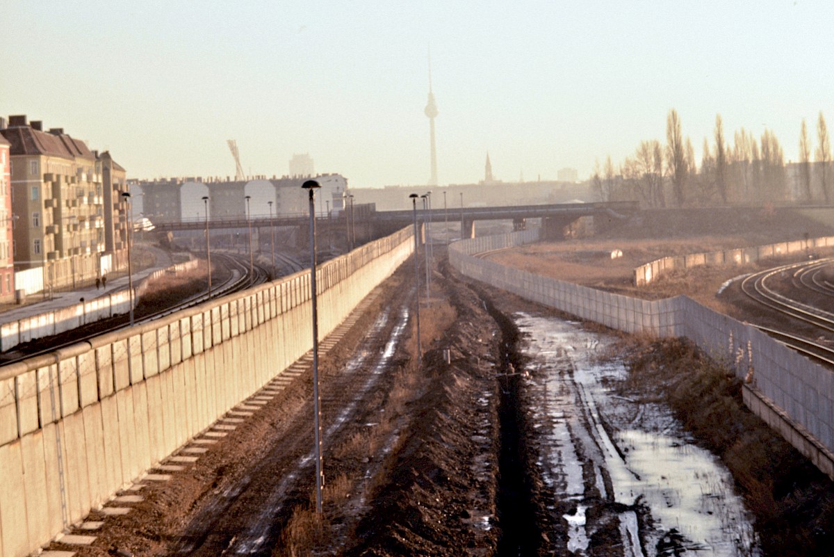 Berlin, 1989 – Grenzstreifen mit den S-Bahntrassen an der Bösebrücke (Fotograf: Detlef Gallinge)