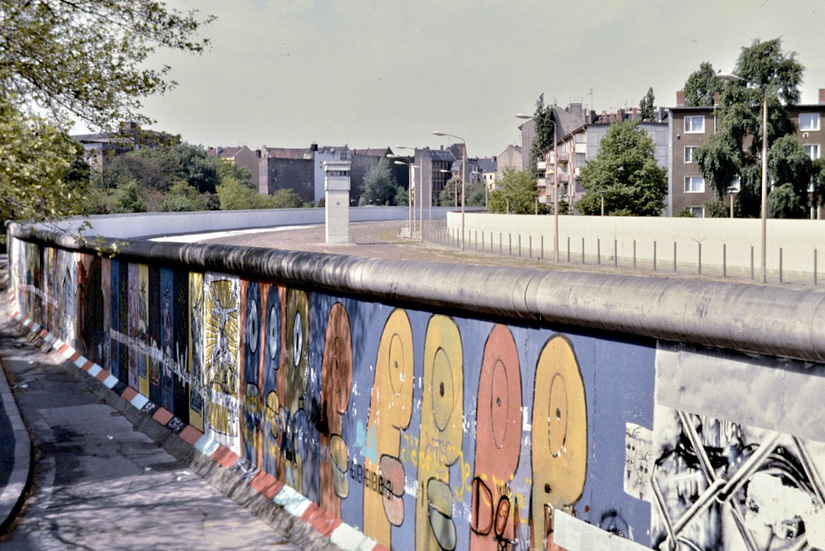 Berlin, 1989 – Grenzstreifen mit bemalten Mauerelementen am Bethaniendamm (Fotograf: Detlef Gallinge)