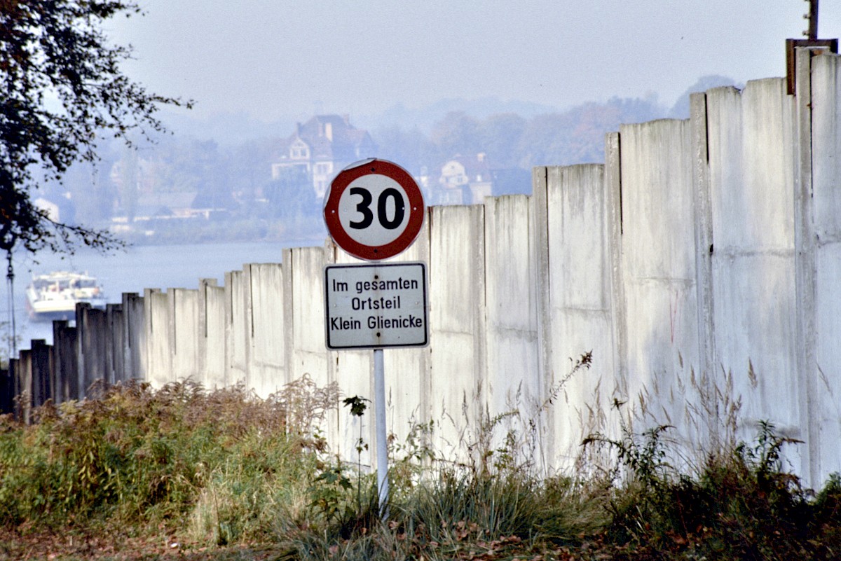 Berlin, 1989 – Warnschild vor der Betonplattenmauer in Klein-Glienicke (Fotograf: Detlef Gallinge)