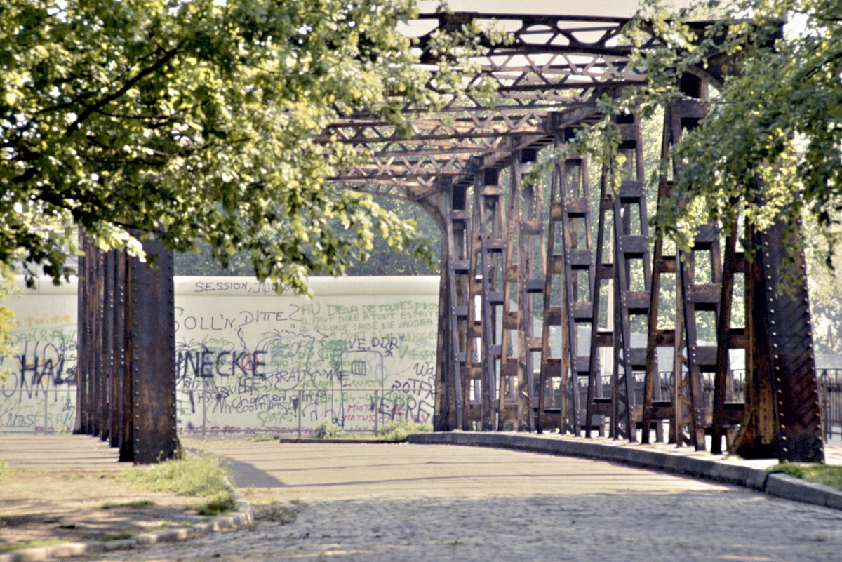 Berlin, ca. 1986 – Grenzmauer 75 mit Graffiti auf der östlichen Seite der Späthbrücke (Fotograf: Detlef Gallinge)