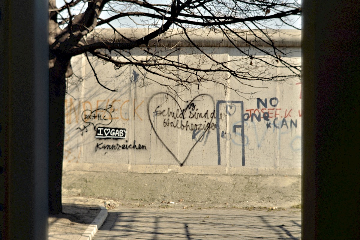 Berlin, ca. 1986 – Grenzmauer 75 an der Bernauer Straße mit Graffito (Fotograf: Detlef Gallinge)