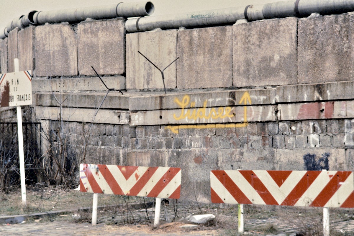 Berlin, ca. 1986 – Verschieden miteinander kombinierte Mauerelemente am S-Bahnhof Schönholz (Fotograf: Detlef Gallinge)