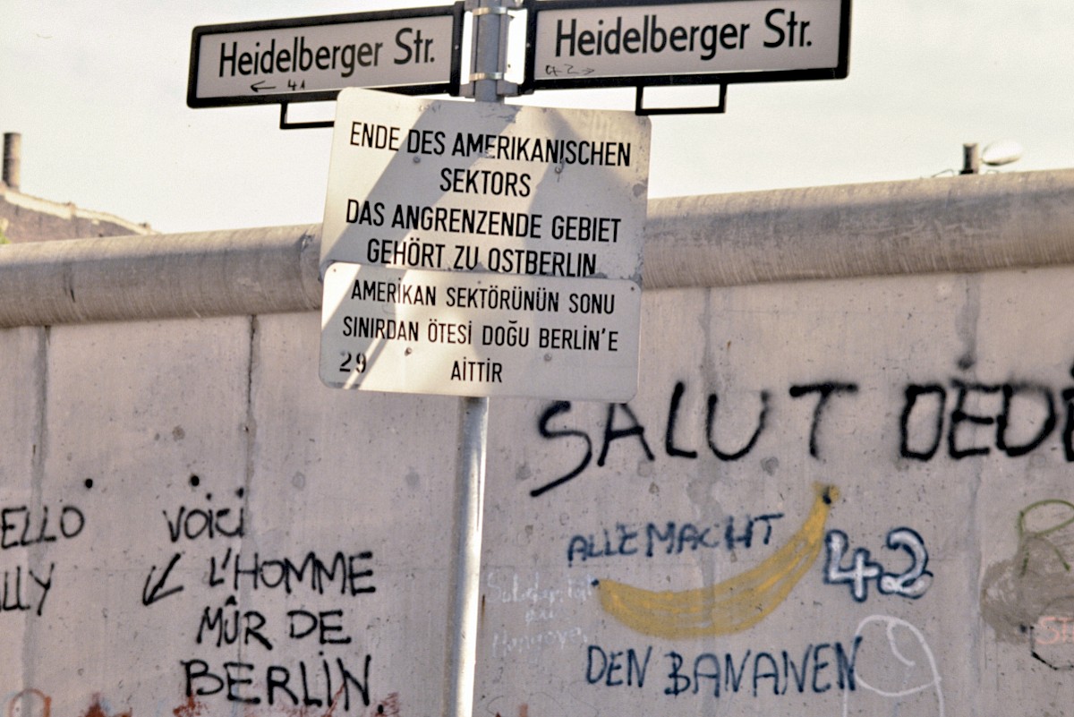 Berlin, ca. 1986 – Sektorenschild mit türkischsprachiger Beschriftung (Fotograf: Detlef Gallinge)