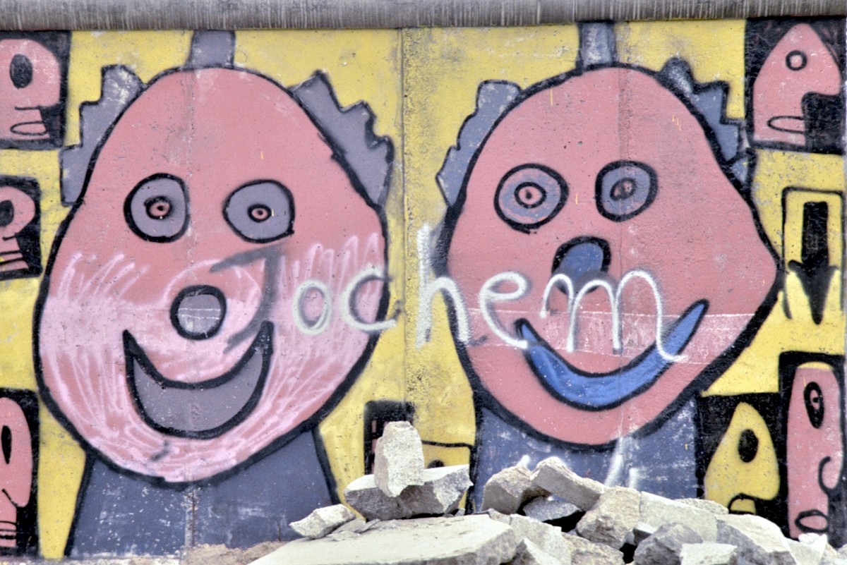 Berlin, ca. 1986 – Gemalte Figuren an der Grenzmauer 75 in Kreuzberg (Fotograf: Detlef Gallinge)