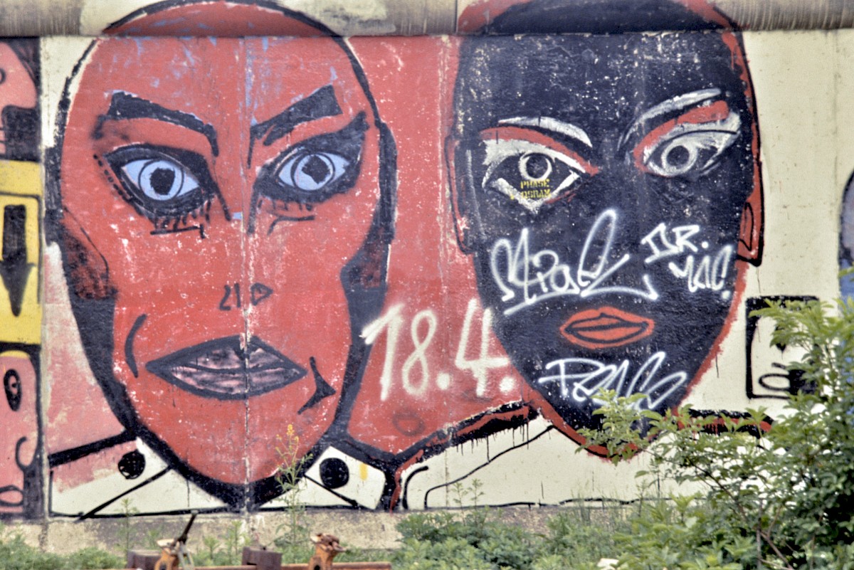 Berlin, ca. 1986 – Gemalte Köpfe an der Grenzmauer 75 in Kreuzberg (Fotograf: Detlef Gallinge)