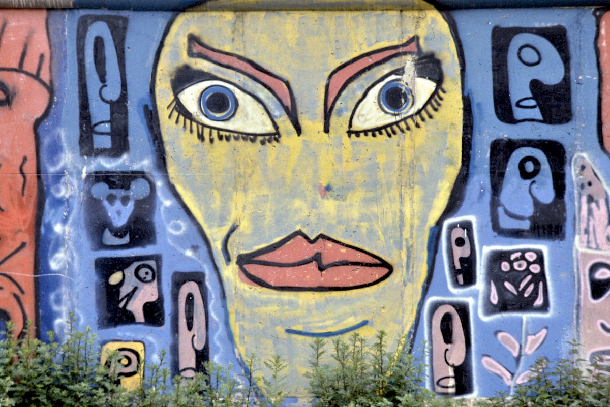Berlin, ca. 1986 – Gemalter Kopf an der Grenzmauer 75 in Kreuzberg (Fotograf: Detlef Gallinge)