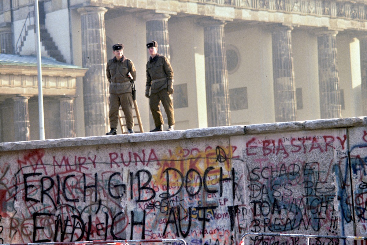 Berlin, 1990 – Grenzsoldaten auf der Panzermauer am Brandenburger Tor (Fotograf: Detlef Gallinge)