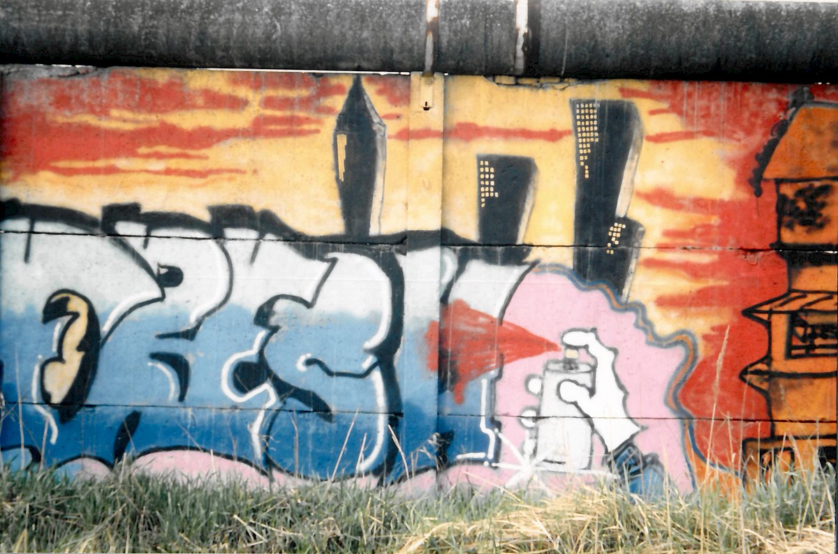 Berlin, ca. 1986 – Bunt bemalte Betonplattenmauer in Kreuzberg (Fotograf: Detlef Gallinge)