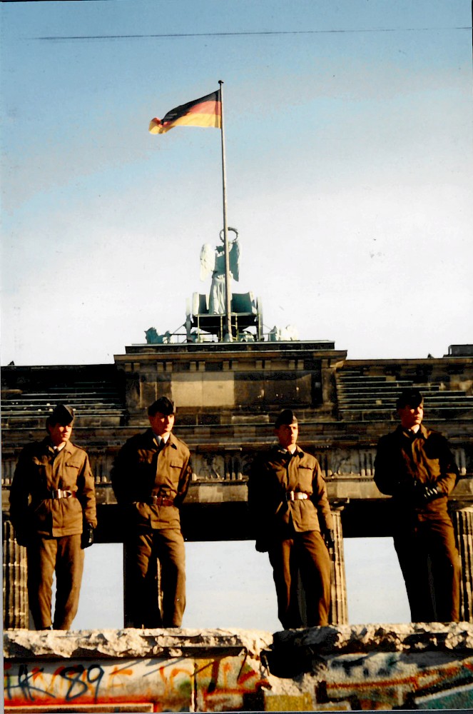 Berlin, November 1989 – Grenzsoldaten auf der Panzermauer am Brandenburger Tor (Fotograf: Detlef Gallinge)