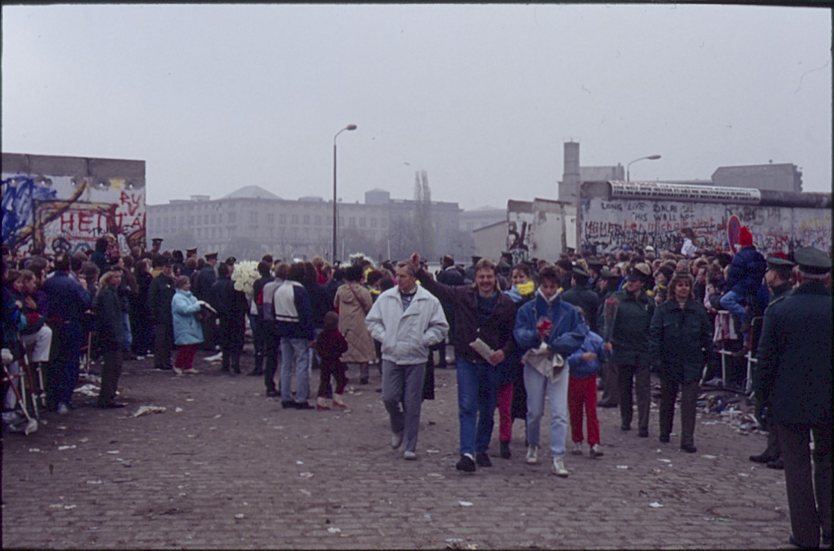 Berlin, 12. November 1989 – Familie bei dem feierlichen Empfang von DDR-Bürgern am Potsdamer Platz (Fotograf: Lothar Kruse)