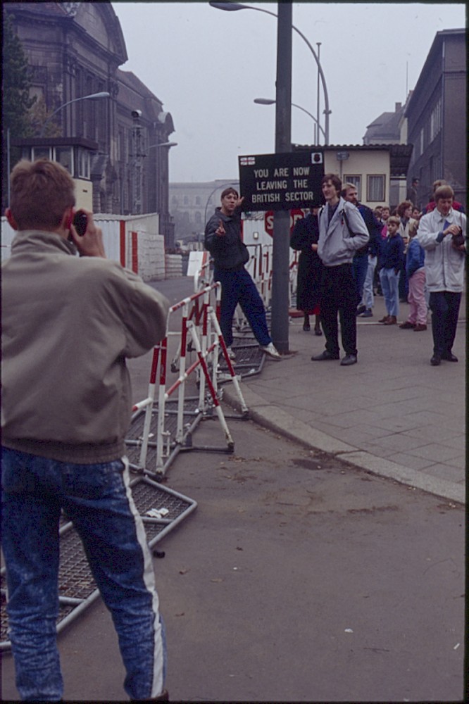Berlin, 12. November 1989 – Besucher an der Grenzübergangsstelle Invalidenstraße posieren für ein Foto (Fotograf: Lothar Kruse)