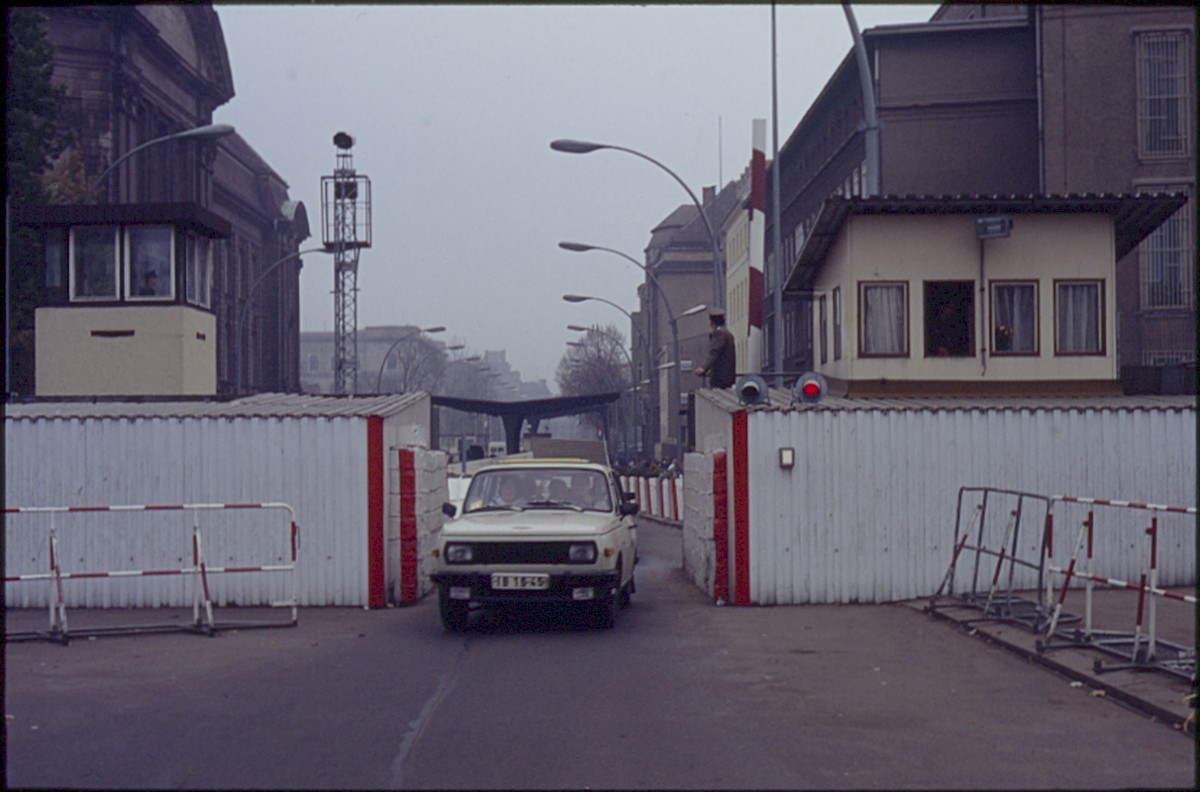 Berlin, 12. November 1989 – Ost-Berliner passieren die Grenzübergangsstelle Invalidenstraße nach Mauerfall (Fotograf: Lothar Kruse)