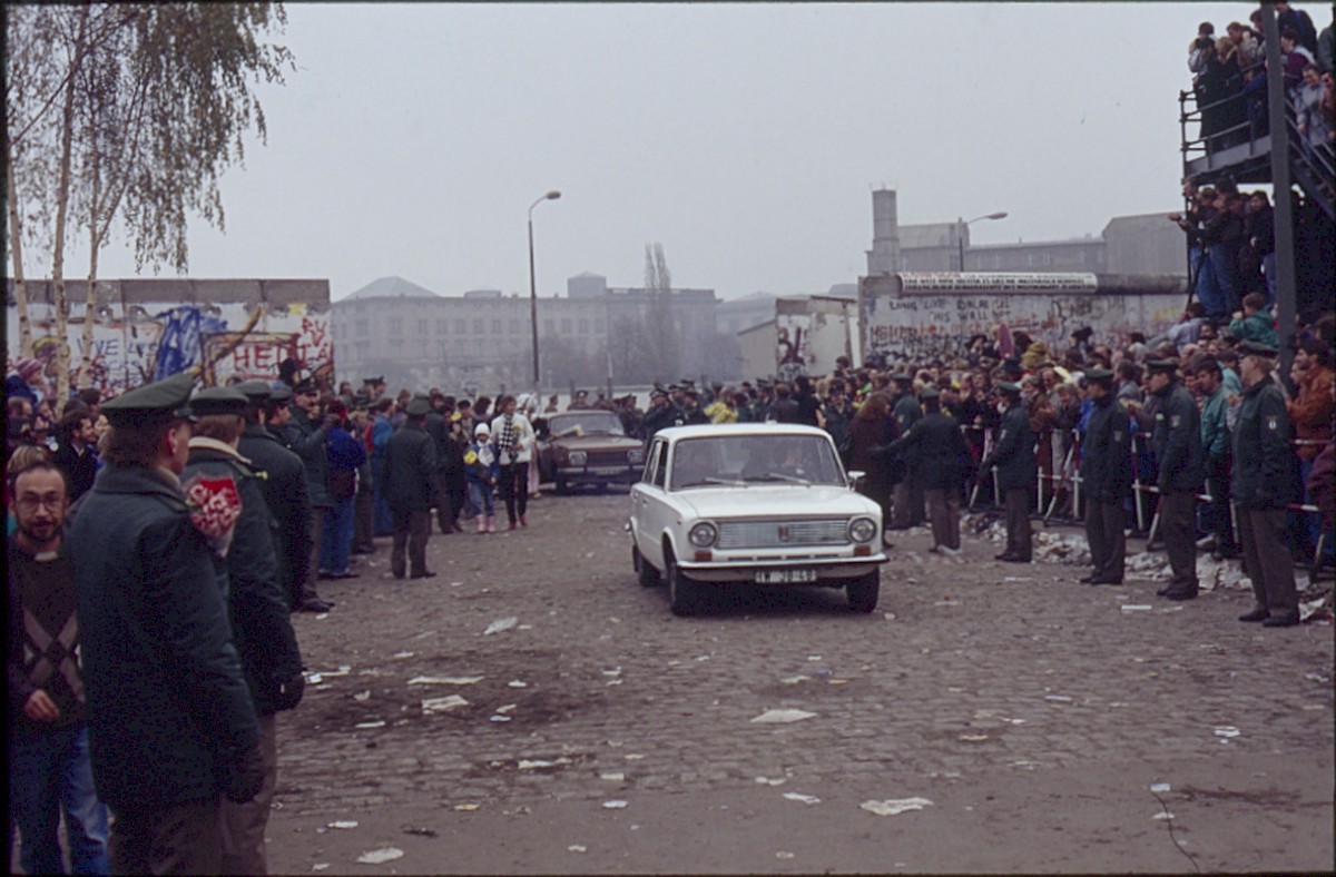 Berlin, 12. November 1989 – DDR-Autos fahren Richtung Westen am provisorischen Grenzübergang am Potsdamer Platz (Fotograf: Lothar Kruse)