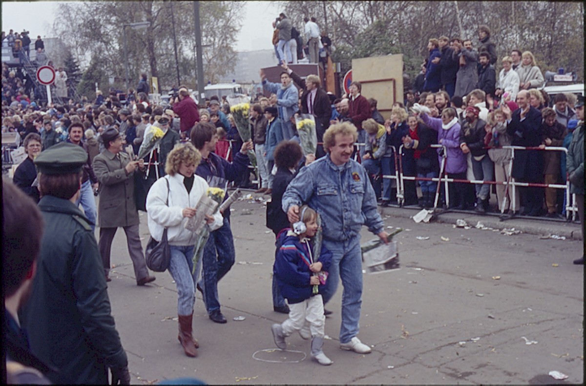 Berlin, 12. November 1989 – Familie beim feierlichen Empfang von DDR-Bürgern am Potsdamer Platz (Fotograf: Lothar Kruse)