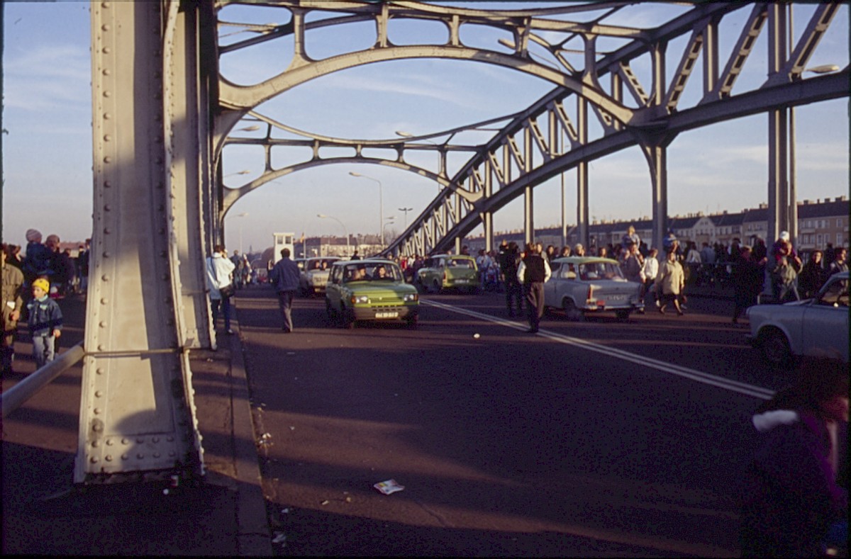 Berlin, 12. November 1989 – Blick auf die Bösebrücke an der geöffneten Grenzübergangsstelle Bornholmer Straße (Fotograf: Lothar Kruse)