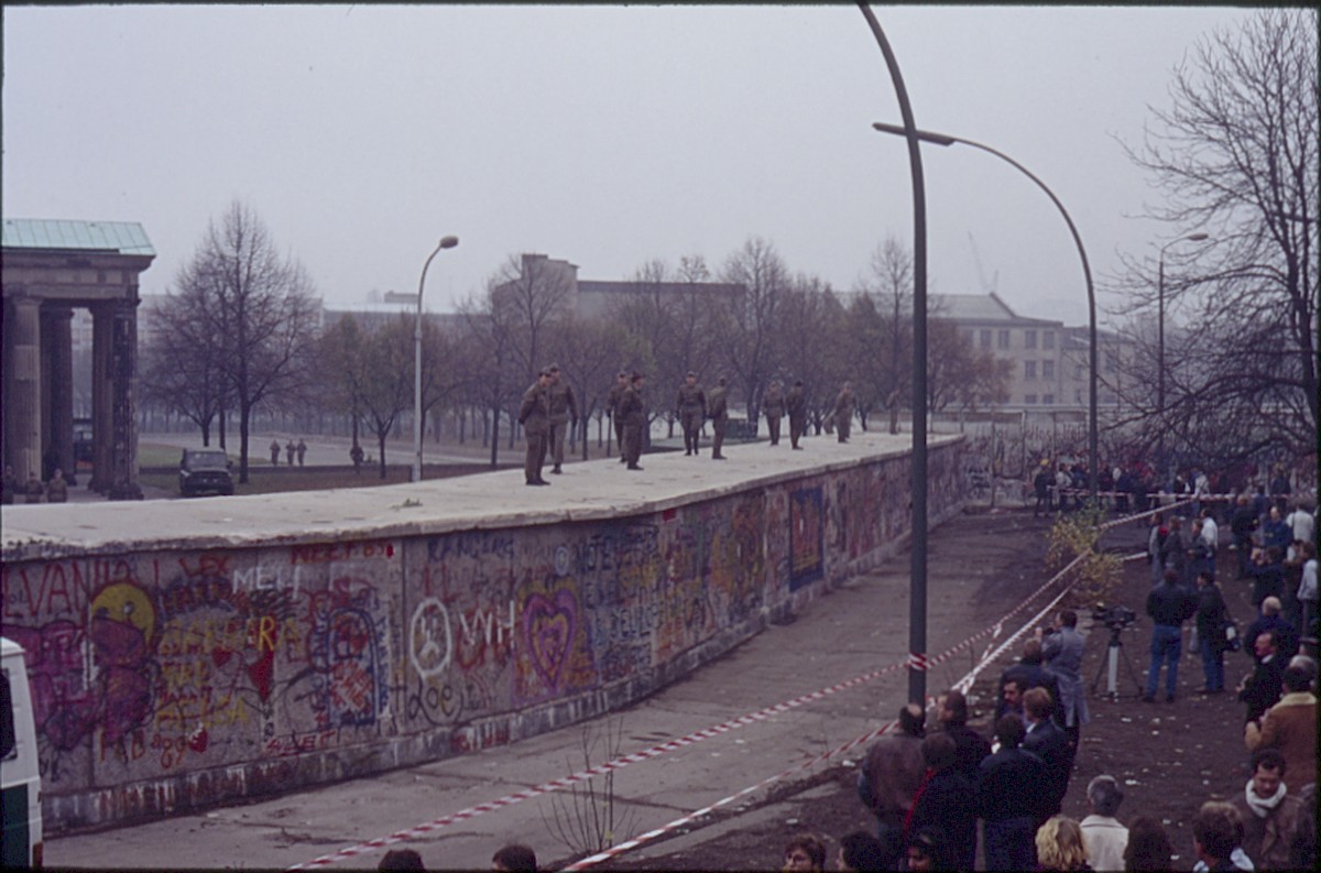 Berlin, 12. November 1989 – Grenzsoldaten sichern die Mauer am Brandenburger Tor (Fotograf: Lothar Kruse)