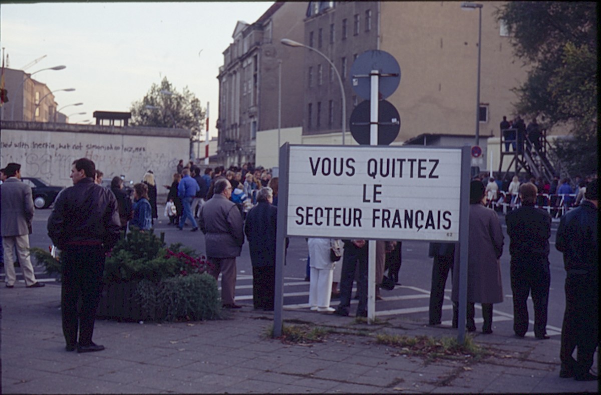 Berlin, 12. November 1989 – Personen vor der geöffneten Grenzübergangsstelle an der Chausseestraße (Fotograf: Lothar Kruse)