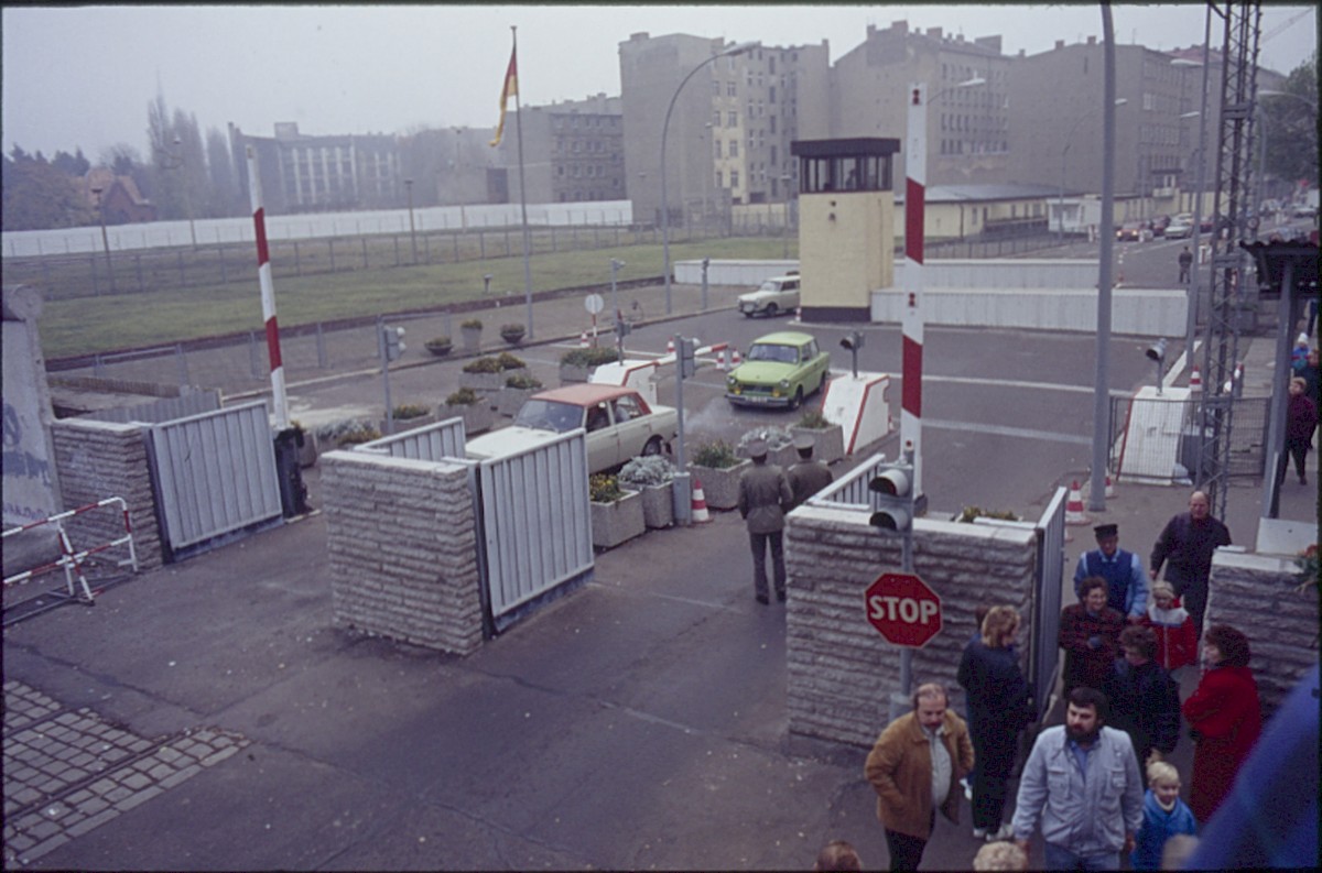 Berlin, 12. November 1989 – Passanten an der geöffneten Grenzübergangsstelle Chausseestraße (Fotograf: Lothar Kruse)