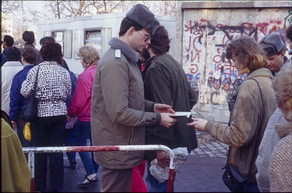 Berlin, 22. Dezember 1989 – Passkontrolle bei der Einreise in die DDR am provisorischen Grenzübergang am Brandenburger Tor (Fotograf: Lothar Kruse)