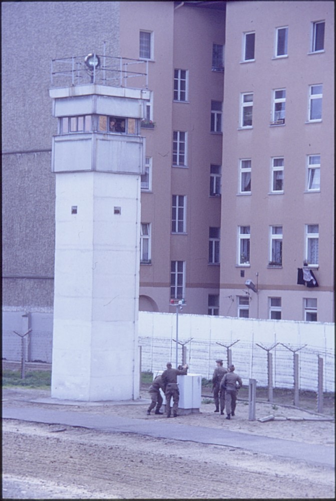 Berlin, 7. Oktober 1989 – Vier Grenzsoldaten im Grenzstreifen an der Bernauer Straße (Fotograf: Lothar Kruse)