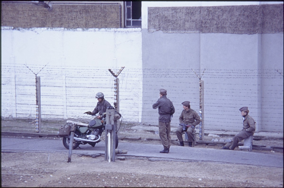 Berlin, 7. Oktober 1989 – Vier Grenzsoldaten auf dem Postenweg an der Bernauer Straße (Fotograf: Lothar Kruse)