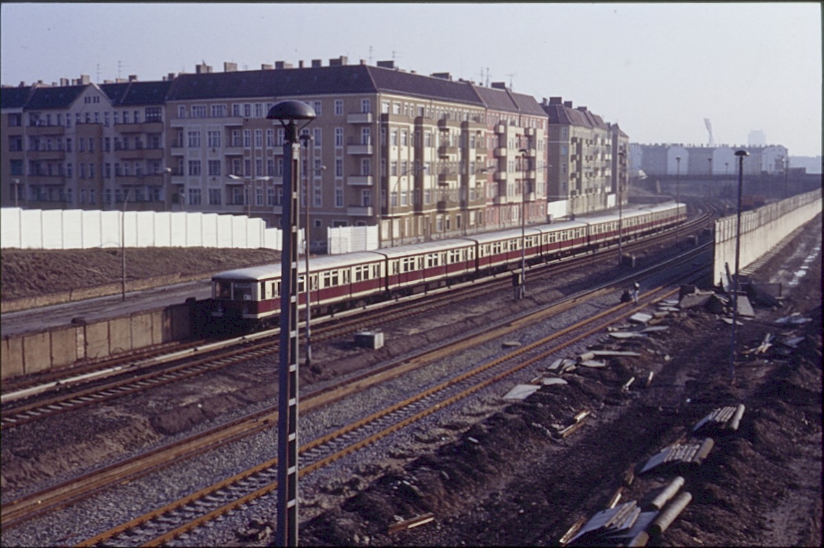 Berlin, 12. November 1989 – Abgebaute Mauerelemente liegen auf dem Boden entlang der Bahntrasse an der Bösebrücke (Fotograf: Lothar Kruse)