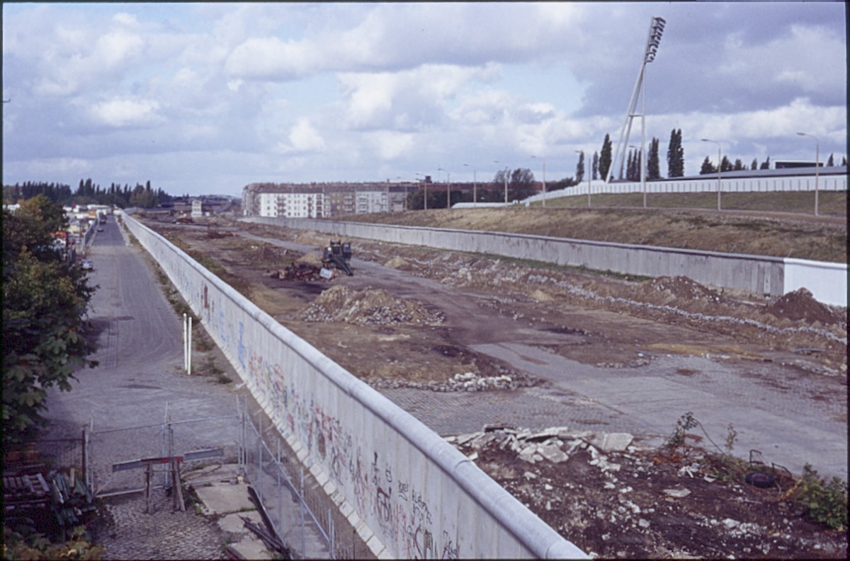 Berlin, 12. November 1989 – Erweiterte Grenzanlagen mit Friedrich-Ludwig-Jahn-Sportpark im Hintergrund (Fotograf: Lothar Kruse)