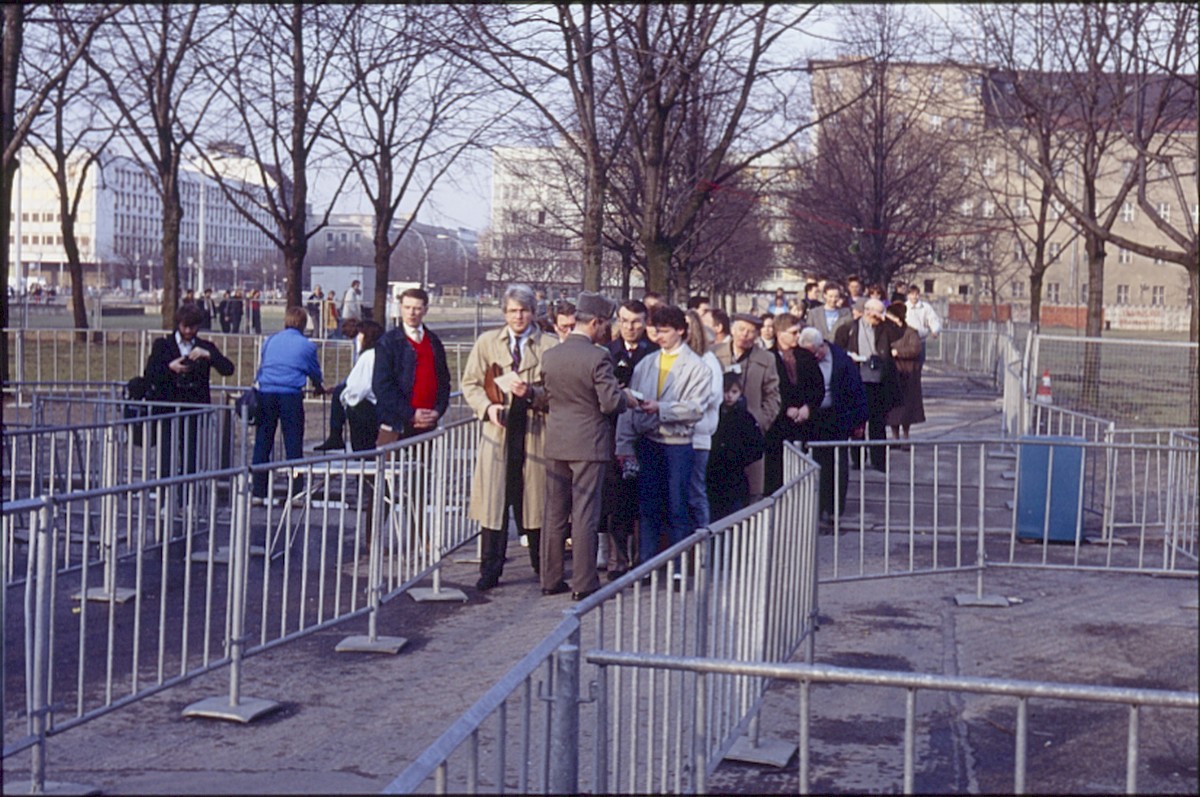 Berlin, 22. Dezember 1989 – Passkontrolle bei der Ausreise am provisorischen Grenzübergang am Brandenburger Tor (Fotograf: Lothar Kruse)