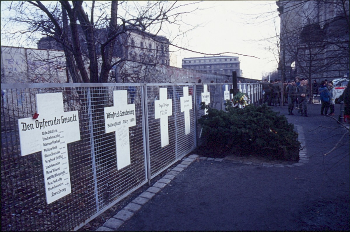 Berlin, 12. November 1989 – Weiße Kreuze neben dem Reichstagsgebäude (Fotograf: Lothar Kruse)