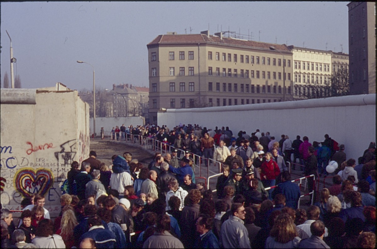 Berlin, 12. November 1989 – Menschenmenge an dem provisorischen Grenzübergang Bernauer Straße/ Eberswalder Straße (Fotograf: Lothar Kruse)