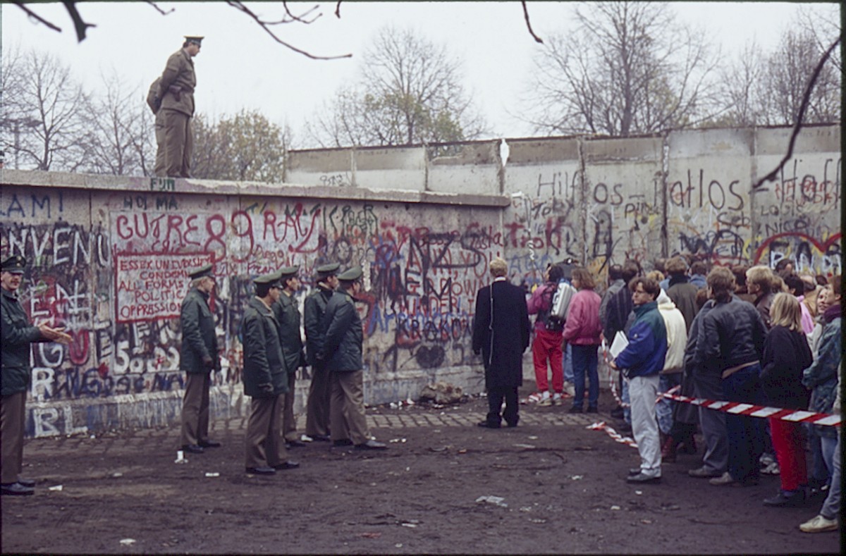 Berlin, 12. November 1989 – Grenzsoldaten und Polizisten am Brandenburger Tor (Fotograf: Lothar Kruse)