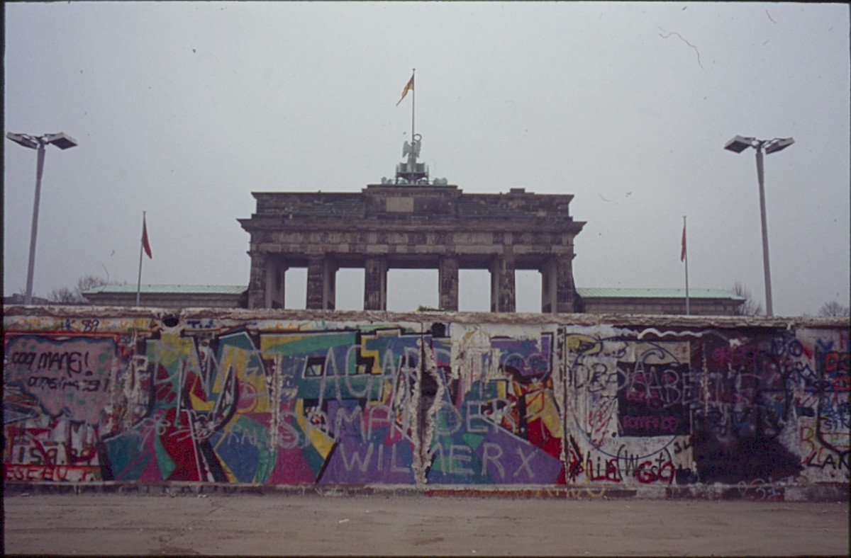 Berlin, 12. November 1989 – Beschädigte Grenzmauer am Brandenburger Tor (Fotograf: Lothar Kruse)