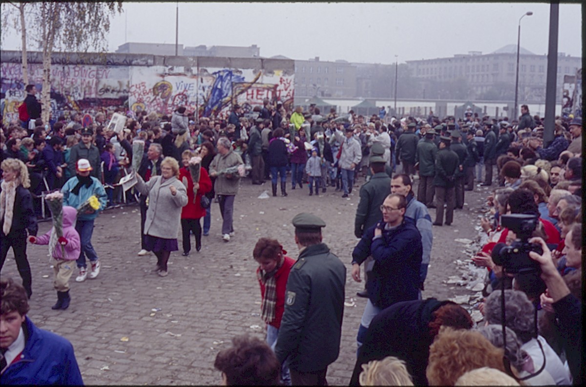 Berlin, 12. November 1989 – Feierlicher Empfang von DDR-Bürgern am provisorischen Grenzübergang am Potsdamer Platz (Fotograf: Lothar Kruse)