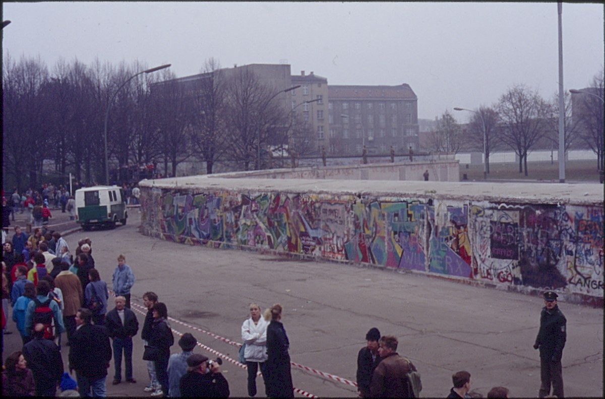 Berlin, 12. November 1989 – Absperrung und Menschenversammlung vor der Panzermauer am Brandenburger Tor (Fotograf: Lothar Kruse)