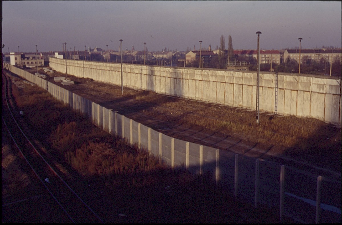 Berlin, 12. November 1989 – Grenzmauer entlang der Bahnschienen südlich vom Nassen Dreieck (Fotograf: Lothar Kruse)