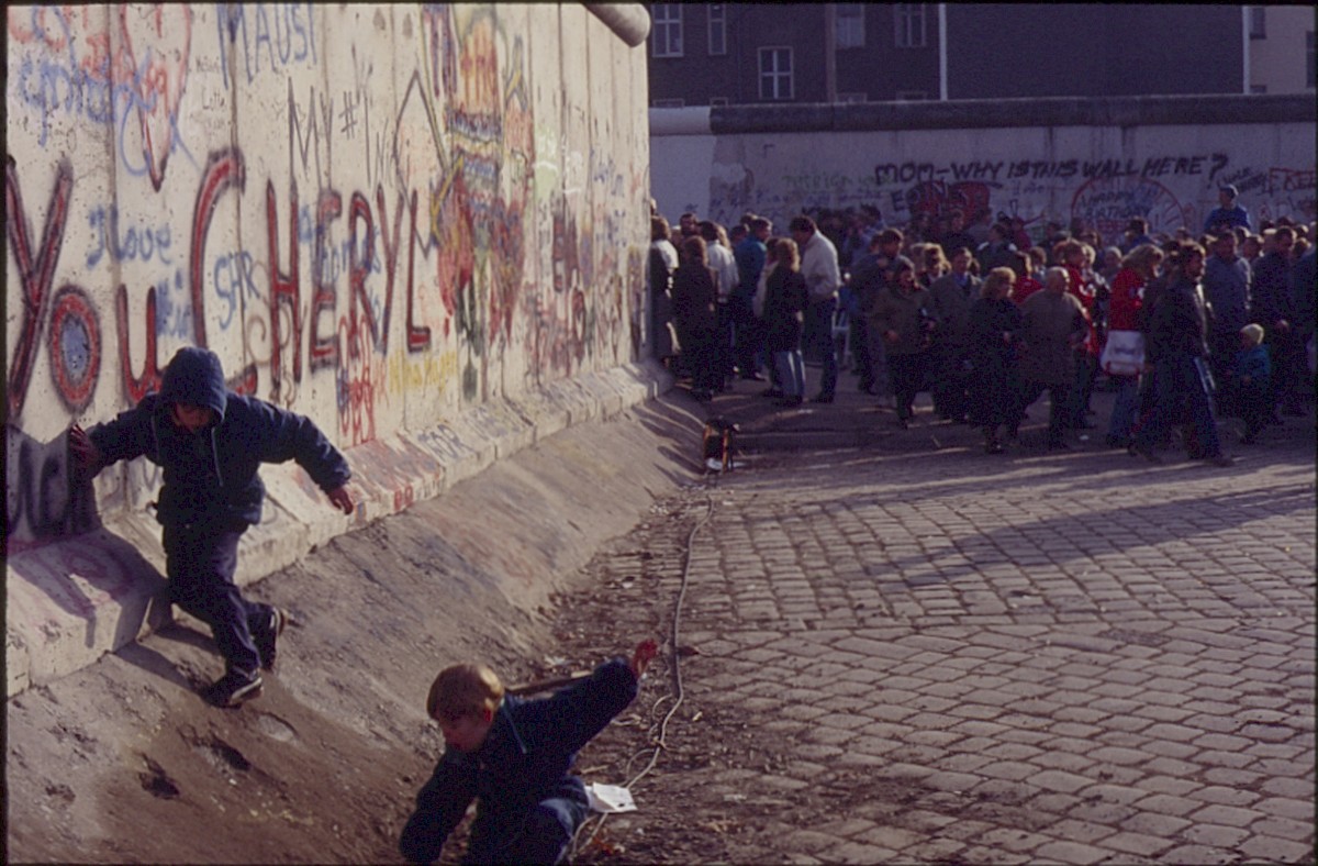Berlin, 12. November 1989 – Passanten und Besucher am Eingangsbereich des provisorischen Grenzübergangs Bernauer Straße/Eberwalder Straße (Fotograf: Lothar Kruse)