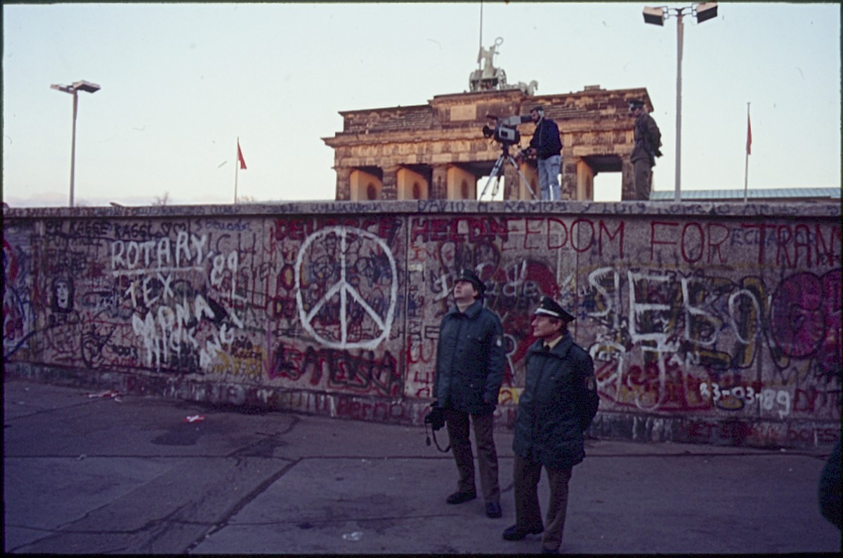 Berlin, November 1989 – West-Berliner Polizeibeamte und Kameramann am Brandenburger Tor (Fotograf: Lothar Kruse)