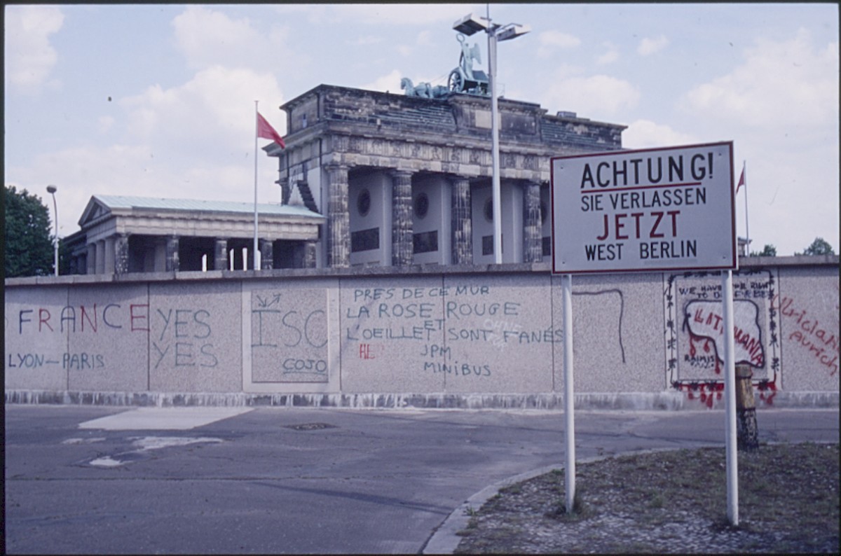 Berlin, ca. 1988 – Warnschild vor der Grenzmauer am Brandenburger Tor (Fotograf: Lothar Kruse)