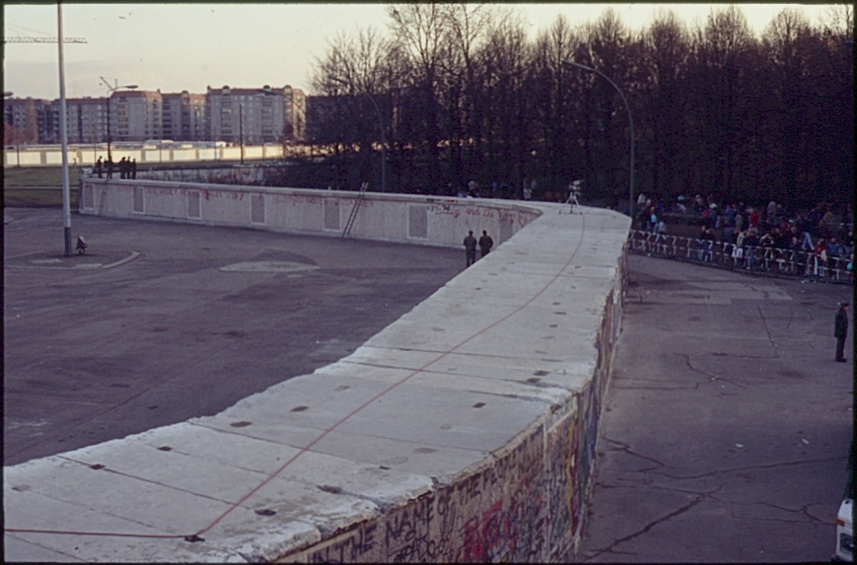 Berlin, November 1989 – Grenzsoldaten und TV-Kamera auf der Panzermauer am Brandenburger Tor (Fotograf: Lothar Kruse)