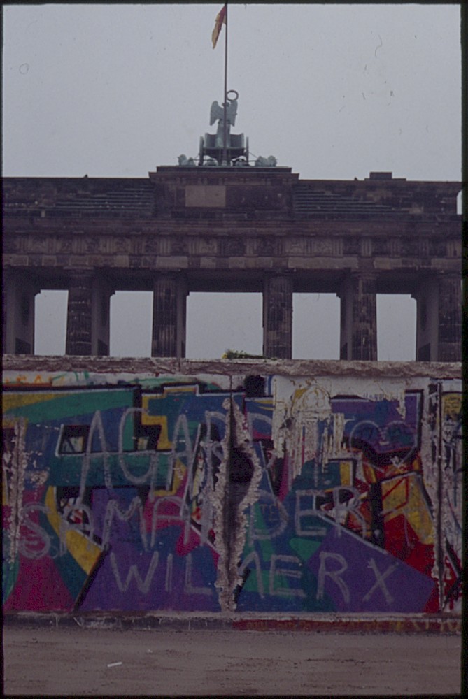 Berlin, November 1989 – Mauerloch vor dem Brandenburger Tor (Fotograf: Lothar Kruse)