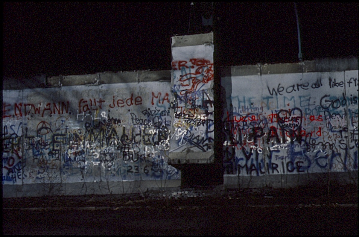 Berlin, 22. Dezember 1989 – Ein Kran entfernt ein Mauerelement neben dem Brandenburger Tor (Fotograf: Lothar Kruse)