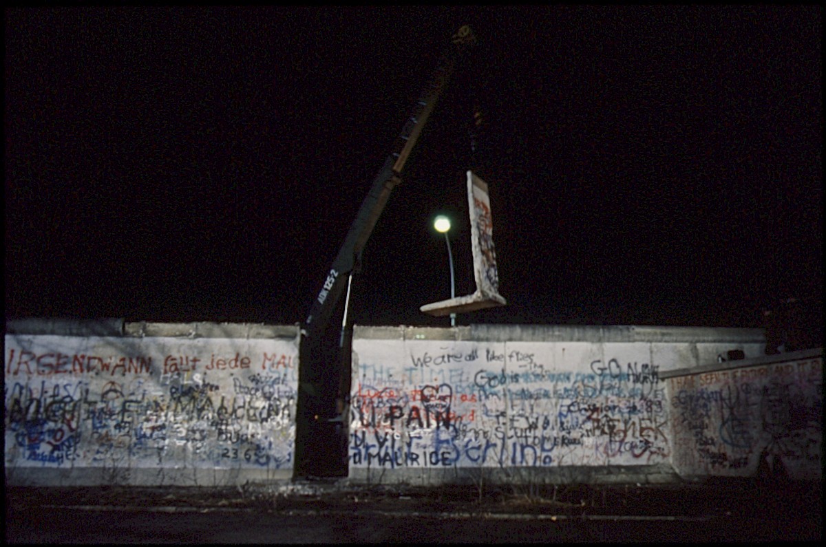 Berlin, 22. Dezember 1989 – Entfernung eines Mauerelements am Brandenburger Tor (Fotograf: Lothar Kruse)