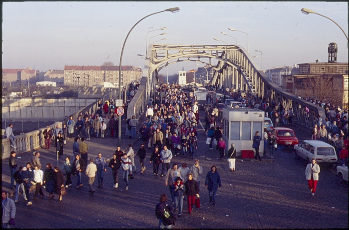 Berlin, 12. November 1989 – Fußgänger und DDR-Autos an der Grenzübergangsstelle Bornholmer Straße (Fotograf: Lothar Kruse)