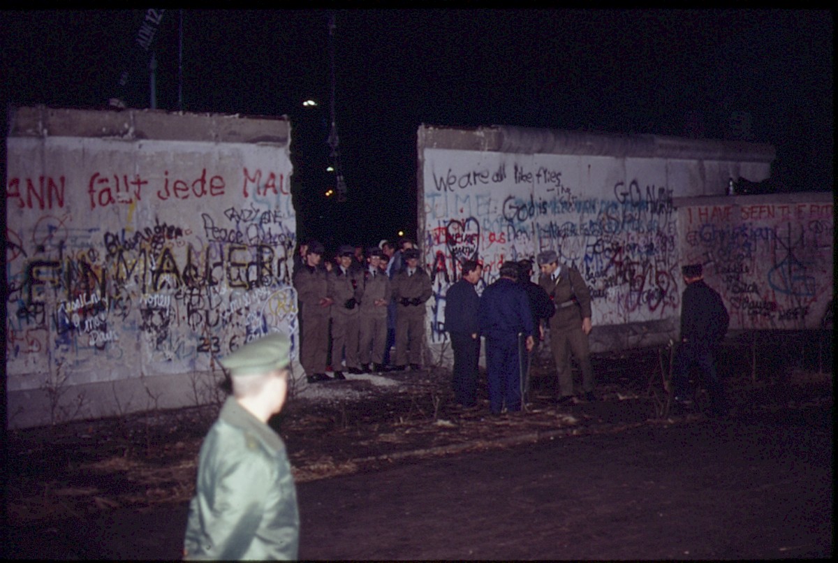 Berlin, 22. Dezember 1989 – Grenzsoldaten reihen sich in der geöffneten Mauerlücke am Brandenburger Tor auf (Fotograf: Lothar Kruse)