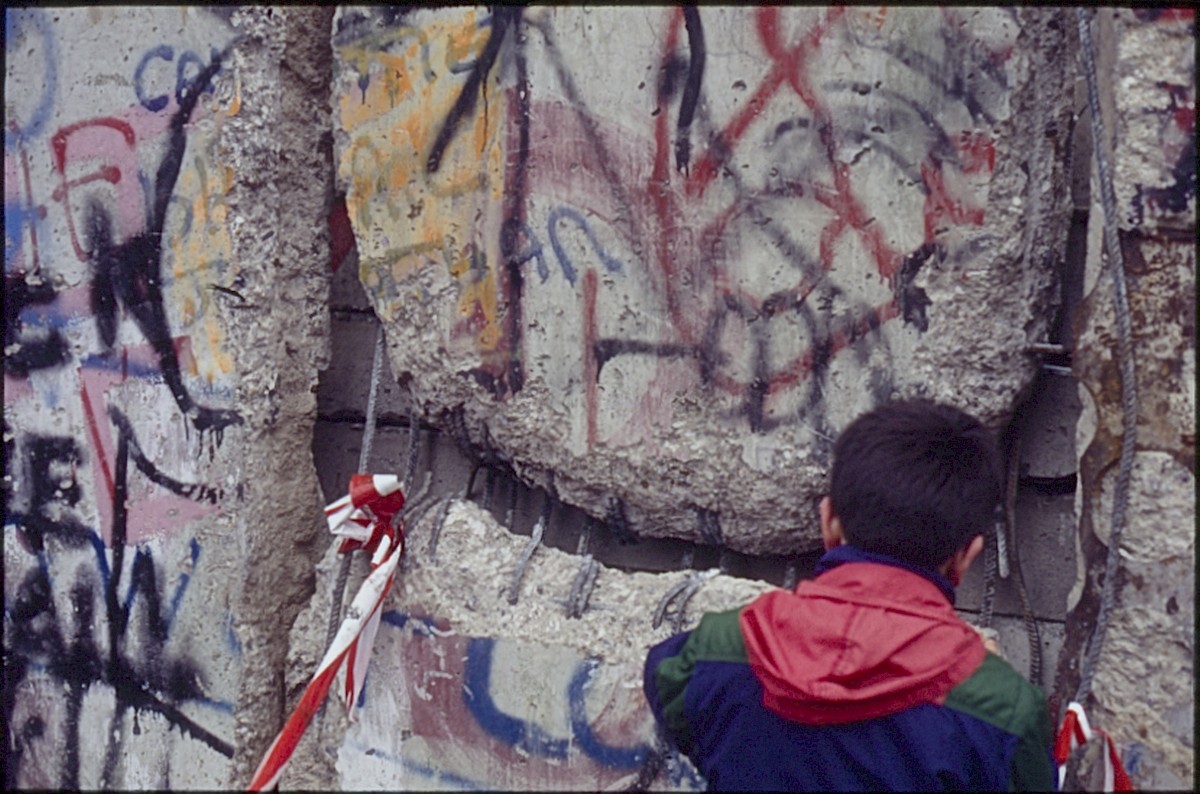 Berlin, Dezember 1989 – Ein Kind nimmt sich ein Mauerstück (Fotograf: Lothar Kruse)