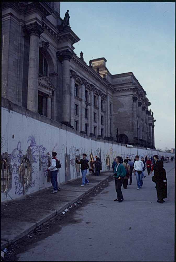 Berlin, Februar 1990 – Mauerbesucher entlang der Grenzmauer hinter dem Reichstagsgebäude (Fotograf: Lothar Kruse)