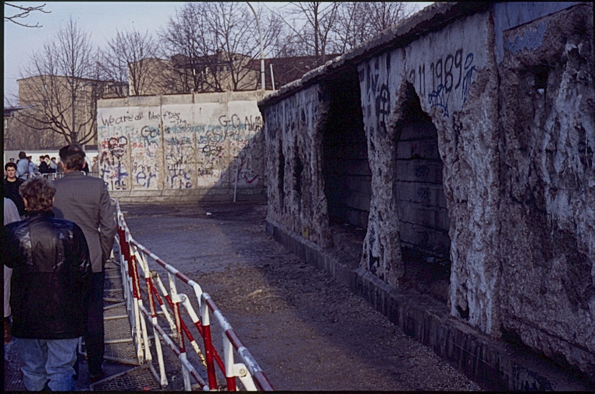 Berlin, 22. Dezember 1989 – Grenzübergang und die zerstörte Panzermauer am Brandenburger Tor (Fotograf: Lothar Kruse)