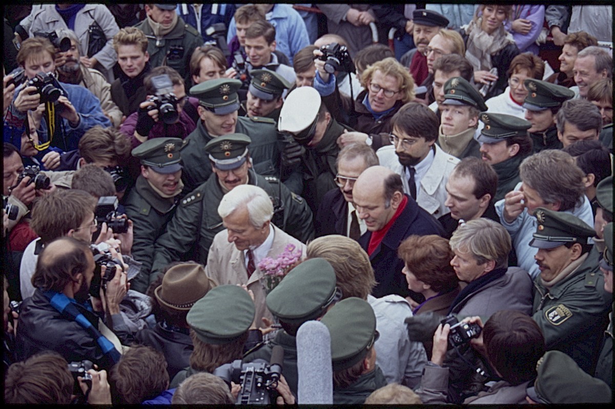 Berlin, 12. November 1989 – Bundespräsident Richard von Weizsäcker und Regierender Bürgermeister Walter Momper bei Maueröffnung am Potsdamer Platz (Fotograf: Lothar Kruse)